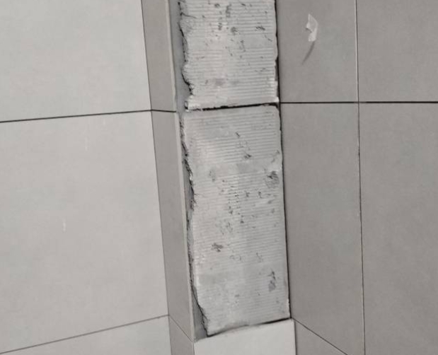 宁蒗瓷砖空鼓维修公司分享下瓷砖施工前基层浇水润湿程度不足，可能导致以下问题